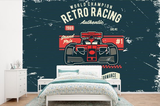 Voiture de course rétro avec "WORLD CHAMPION RETRO RACING" sur fond bleu foncé. Un lit devant le mur.