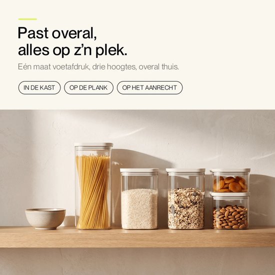 Bocaux Safecourt avec spaghettis, riz, muesli, abricots secs et amandes sur une étagère en bois.