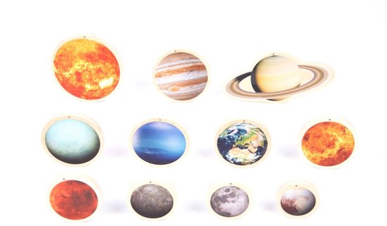 Zon, Aarde, Saturnus met ringen, Jupiter en andere planeten van het zonnestelsel