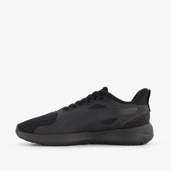 Zwarte PUMA sneaker, zijaanzicht, met mesh neus en Puma logo.