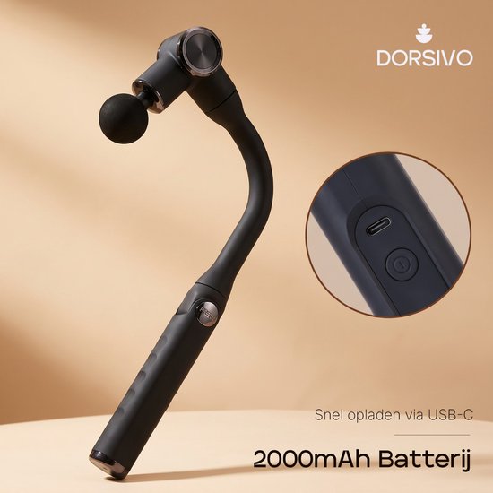 Zwart massagepistool met gebogen arm, close-up van de USB-C oplaadpoort.