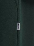 Label met 'JACK&JONES' op een donkergroene stof.