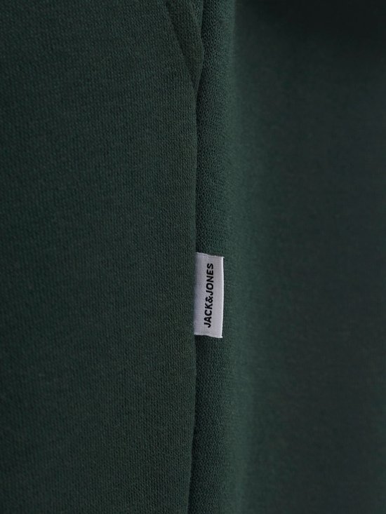 Label met 'JACK&JONES' op een donkergroene stof.