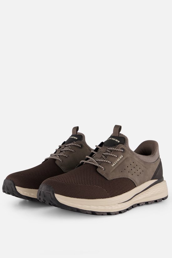 Paar bruin-grijze lage sneakers met ademende mesh, suède overlays en beige zolen.