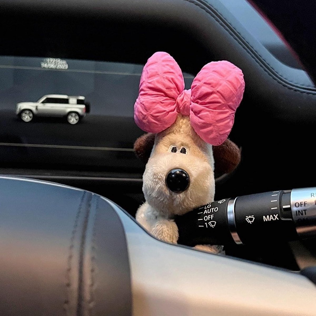 SnelShoppen - Schattige Honden Plush Toy, Auto Knipperlicht Wisser Pop Ornament Decoratie, Benz Model, Interieur Ornament (Rood)