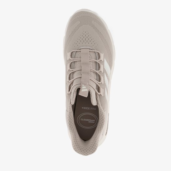 Bovenaanzicht van een beige sneaker met witte Adidas strepen en 'WIDE FIT' tekst.