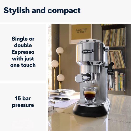 Zilverkleurige De'Longhi espressomachine met een glazen kopje espresso, staand op een tafel.