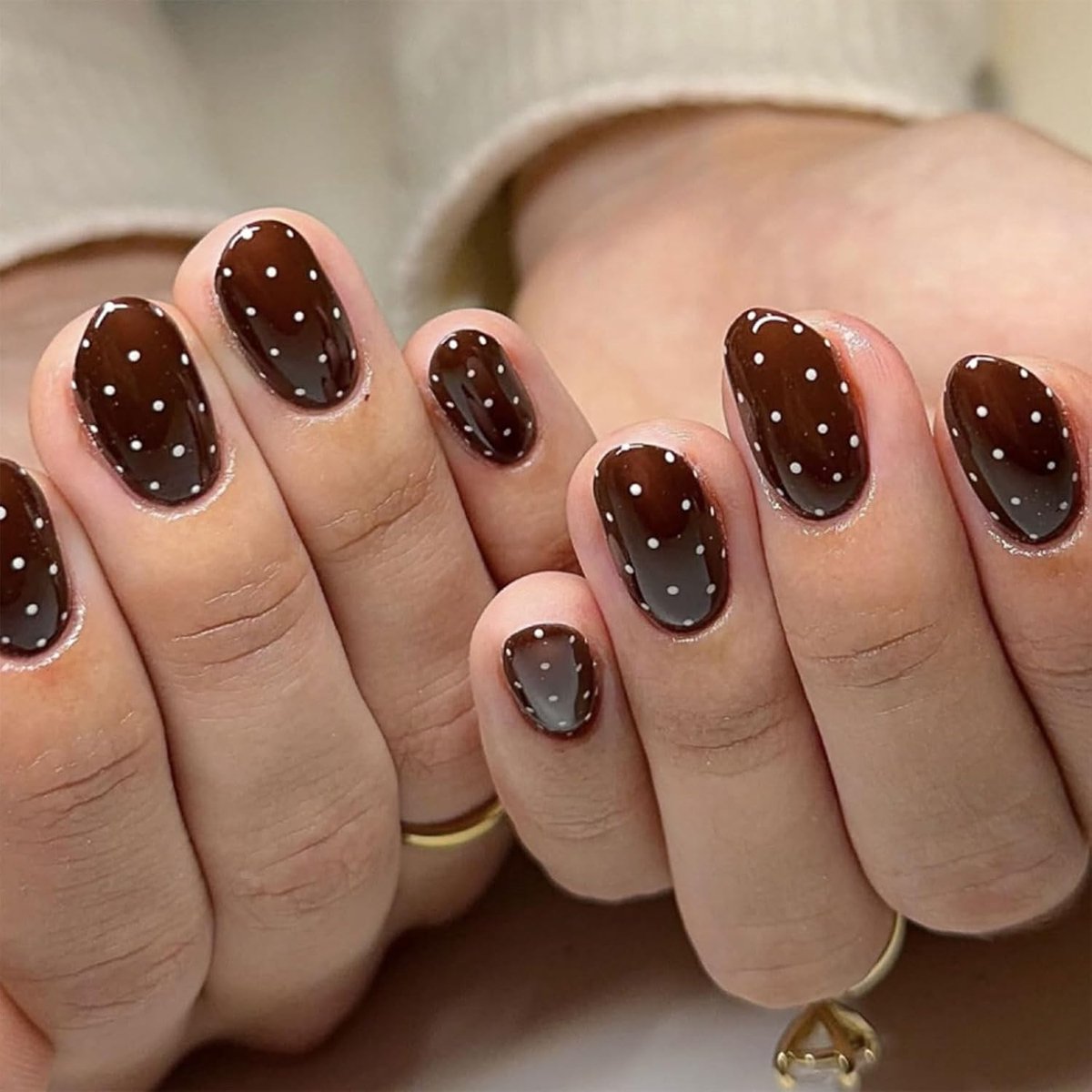 24 stuks gestippelde press-on nagels polkadot amandelvormige kunststukjes bruine nepnagels met witte stippen middelgroot volledige dekking glanzende acrylnagels