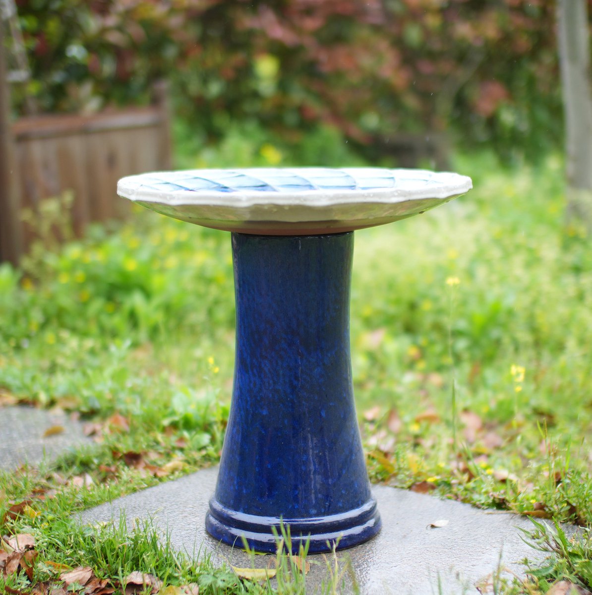 FloraGrace Vogelbad Handgemaakt 43 cm Hoog 45 cm Keramiek Blauw Wit Glansglazuur Weerbestendig Vorstbestendig Voor Tuin Terras Balkon