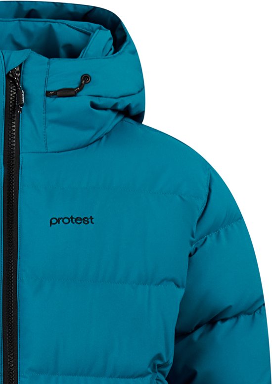Close-up van de blauwe gewatteerde jas met capuchon, zwarte rits en "protest" logo op de borst.