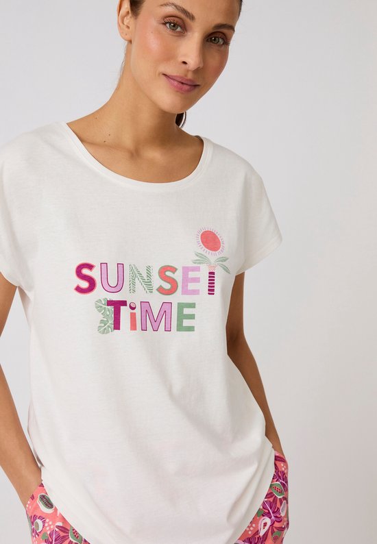Wit T-shirt met korte mouwen en de tekst 'SUNSET TIME' in kleurrijke letters en een palmboom met zon-opdruk.