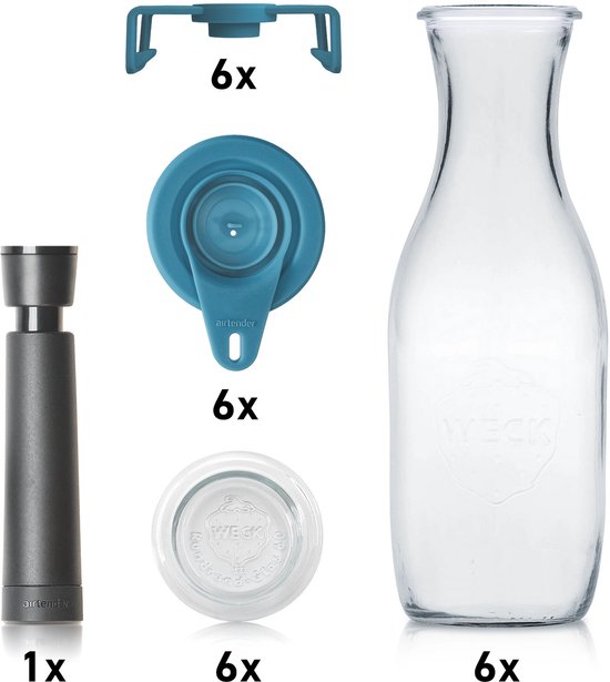 Een glazen karaf, een vacuümpomp, 6x turquoise deksels en 6x glazen bodems op witte achtergrond.