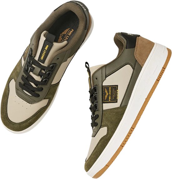 Beige en legergroene leren sneakers met bruine suède details, zwarte veters en witte zolen.