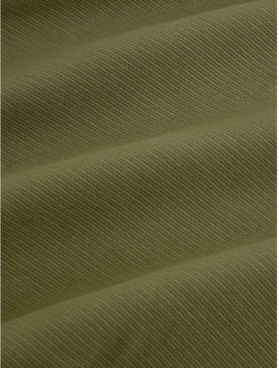 Detailopname van de olijfgroene, gestructureerde stof van het poloshirt.