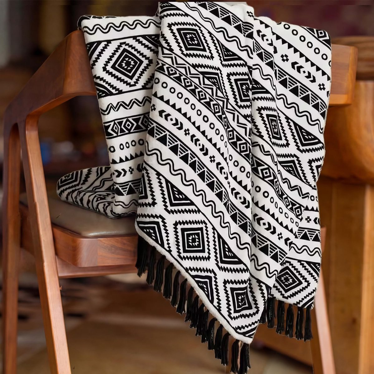SnelShoppen - Boho plaid zwart-witte decoratieve deken met kwastjes - 50x60 cm flanellen bohemian deken voor stoel, bed, bank, woonkamer, slaapkamer