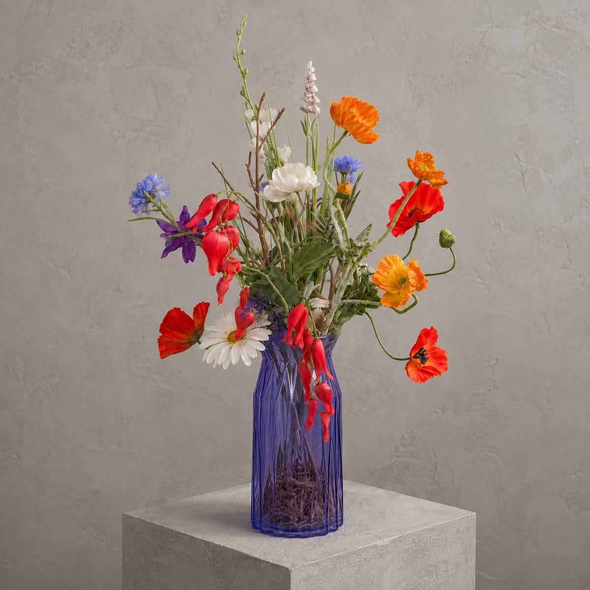 Seta Fiori Kunstbloemen Veldboeket in Blauwe Glazen Vaas 60 cm - Handgemaakt in Nederland - Kleurrijk Plukboeket - Klaprozen, Cosmea en Korenbloemen blauw, wit, rood, oranje
