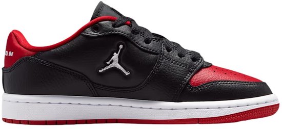 Zwarte en rode lage sneaker met wit Jumpman-logo aan de zijkant en witte tussenzool.