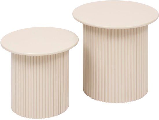 Set van twee beige bijzettafels met een rond tafelblad en een gecanneleerde cilindervormige voet.