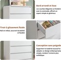Witte commode met greeploze lades en afgeronde hoeken.