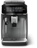 Zwarte Philips volautomaat espressomachine met zilverkleurige details en een touchscreen met opties voor Espresso, Espresso Lungo, Koffie, Iced Coffee, Heet Water en Stoom.