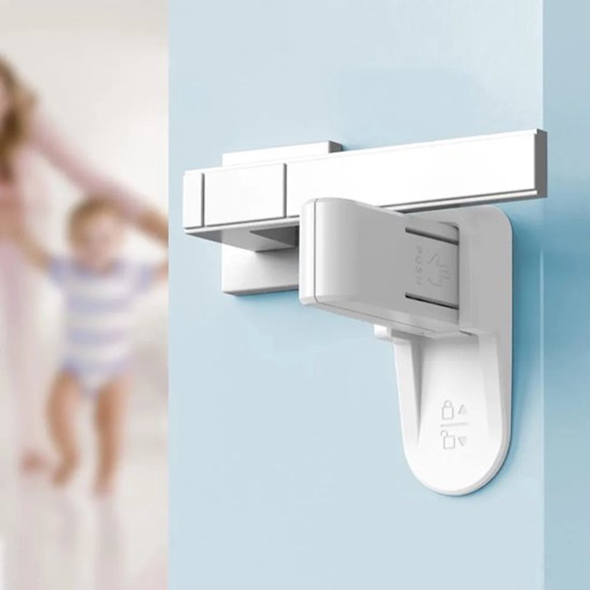 Een vierdelige set deurslotjes, ontworpen om kinderen en huisdieren te beschermen. De set bestaat uit een kinderslot, een veiligheidsslot voor de deurgreep, een slot voor de deurgreep, een kinderveiligheidsslot en een zelfklevend deurslot.