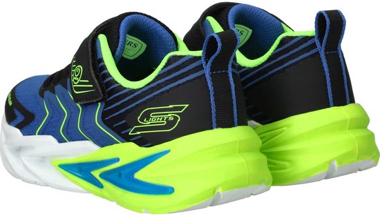 Blauwe Skechers gymschoenen met limegroene zool en zwarte accenten. Met klittenbandsluiting en 'S Lights' logo.