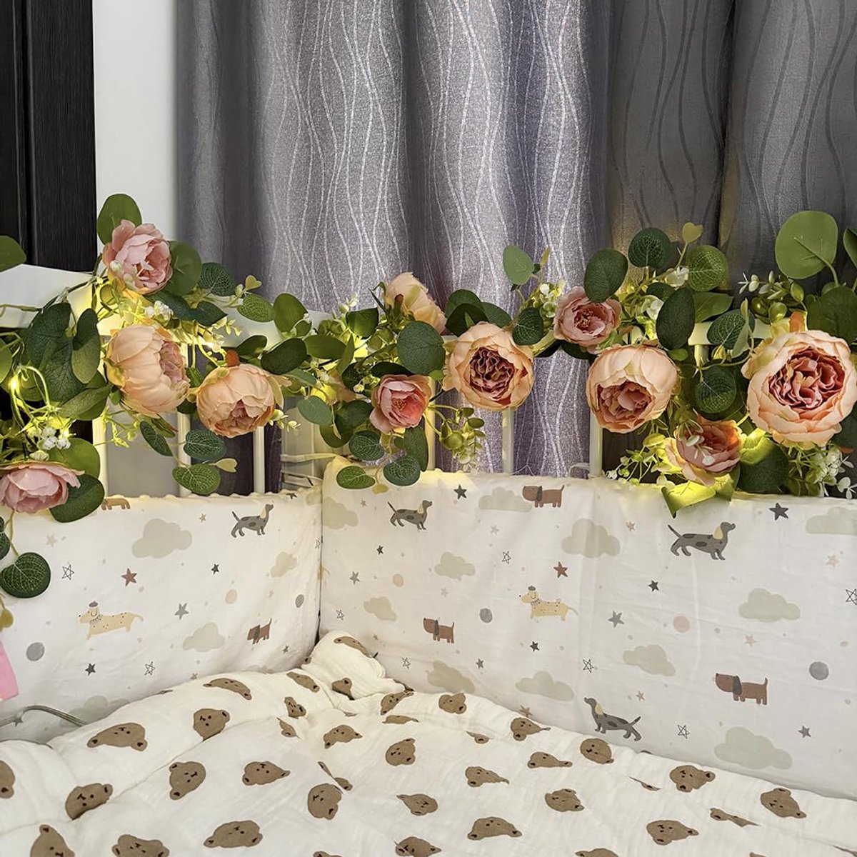 bloemenslinger met lichtjes - pioenrozen en eucalyptus - decoratie voor bruiloft en thuis - sfeervolle verlichting - SnelShoppen