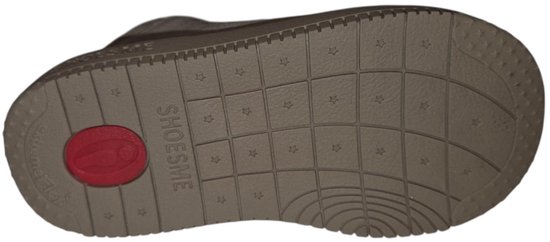 Onderkant van een bruine sneaker met 'SHOESME' en sterpatroon op de zool.