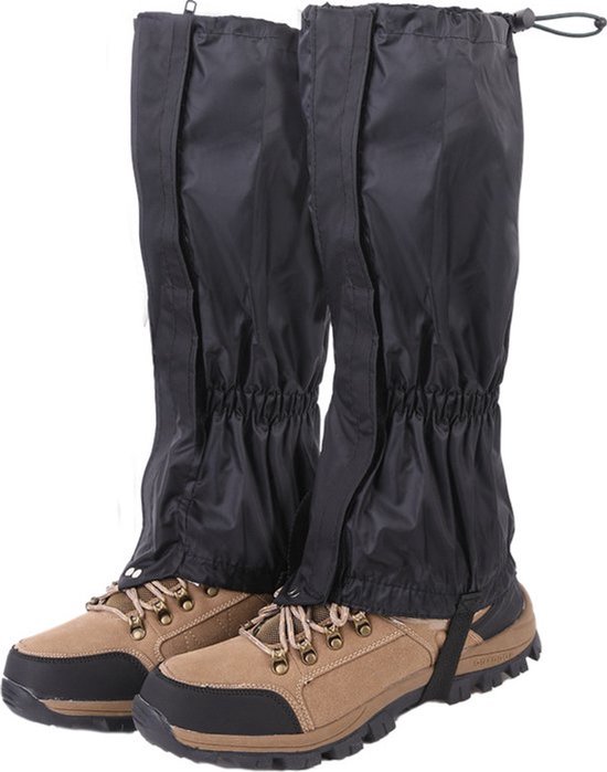 Zwarte waterdichte gamaschen over bruine wandelschoenen.