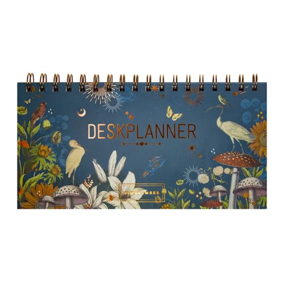 Deskplanner Sky van Pimpelmees met een donkerblauwe achtergrond, vogels, bloemen en paddenstoelen.