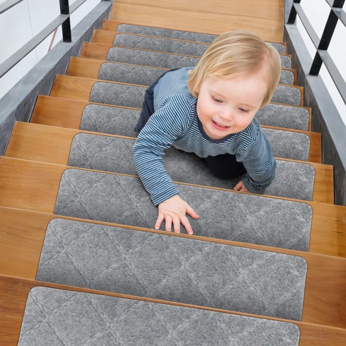 Set van 15 Antislip Trapmatten 55 x 19 cm Zelfklevende Traplopers voor Houten Trappen, Ideaal voor Kinderen, Ouderen en Huisdieren in Lichtgrijs
