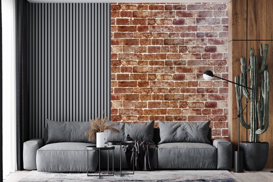 Une vue d'un mur de briques dont la plupart sont marron mais débordant de cm blanc