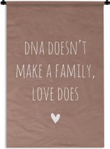 Wandkleed - Wanddoek - Engelse quote "DNA doesn't make a family, love does" met een hartje op een bruine achtergrond - 120x180 cm - Wandtapijt