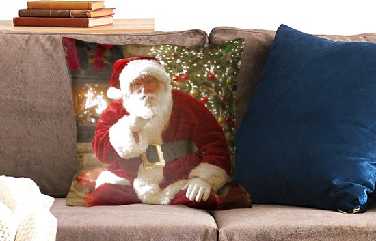 Sierkussens - Kussentjes Woonkamer - 50x50 cm - De kerstman met op de achtergrond een kleurrijke kerstboom - Kerstversiering - Kerstdecoratie voor binnen - Woonkamer