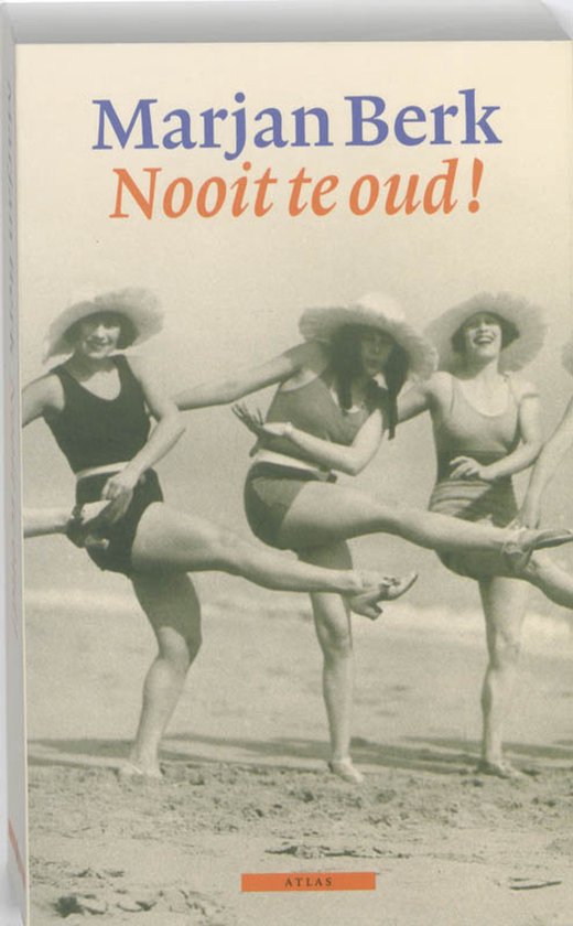 Boekcover van 'Nooit te oud!' met Marjan Berk. Drie vrouwen in badkleding en strohoeden dansen op het strand.