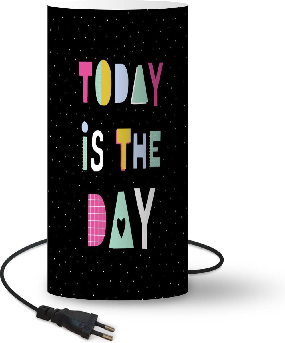 Lamp - Nachtlampje - Tafellamp slaapkamer - Zomer - Quote - Zwart - 54 cm hoog - Ø24.8 cm - Inclusief LED lamp