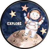 Klok - Ø 30 cm - Spreuken - Quotes - 'Explore' - Astronaut - Jongens - Meisjes - Kinderen - Zwart - Wandklok