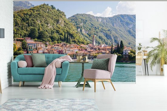 Papier peint Papier peint photo en vinyle - Varenna et les vastes chaînes de montagnes le long du lac de Côme largeur 420 cm x hauteur 280 cm - Tirage photo sur papier peint (disponible en 7 tailles)