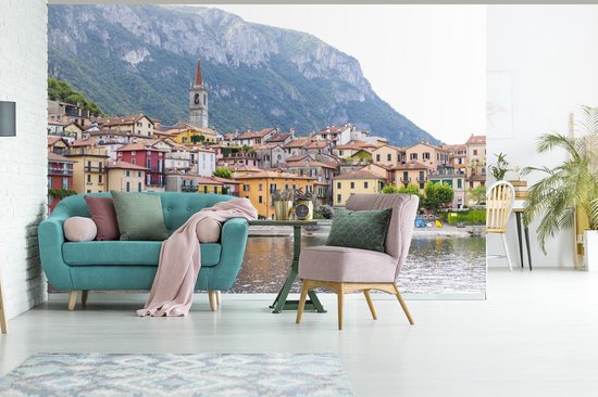 Papier peint photo vinyle - Le village de Varenna situé au bord de l'eau du lac de Côme largeur 525 cm x hauteur 350 cm - Tirage photo sur papier peint (disponible en 7 tailles)