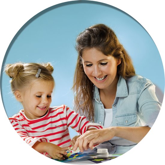 Een vrouw en een jong kind die lachend knutselen met SES Creative My First Vormen Plakken.
