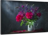 Schilderij -Klassiek stilleven met mooi paars pioen en lubesoin bloemen boeket in witte kruik. 100x70cm.