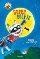 Dolfje Weerwolfje als SuperDolfje vliegt met opgeheven arm, een rode cape en een 'D' op zijn shirt, met een grote gele maan op de achtergrond.
