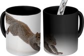 Magische Mok - Foto op Warmte Mok - Eekhoorn - Wild dier - Sneeuw - 350 ML