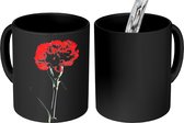 Magische Mok - Foto op Warmte Mok - Een rood gekleurde anjer bloem op een zwarte achtergrond - 350 ML
