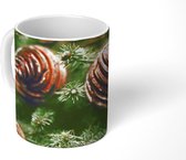 Mok - Koffiemok - Een close-up van dennenappels bij de kerstboom - Mokken - 350 ML - Beker - Koffiemokken - Theemok