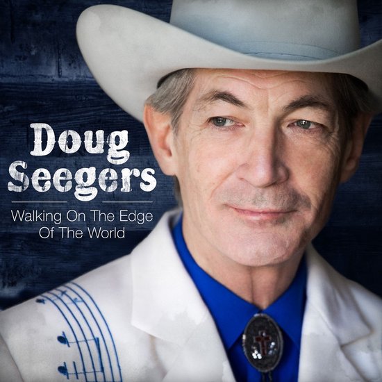 Doug Seegers, Walking On The Edge Of The World. Man met witte cowboyhoed, blauw shirt, witte jas met muzieknoten. Blauwe achtergrond.