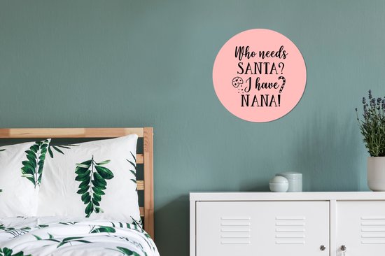 Citation de Noël Qui a besoin du Père Noël? J'ai nana! sur fond rose Assiette en plastique cercle mural - ⌀ 30 cm - peinture ronde - impression photo sur cercle mural en plastique (forex) / cercle vivant / (décoration murale)