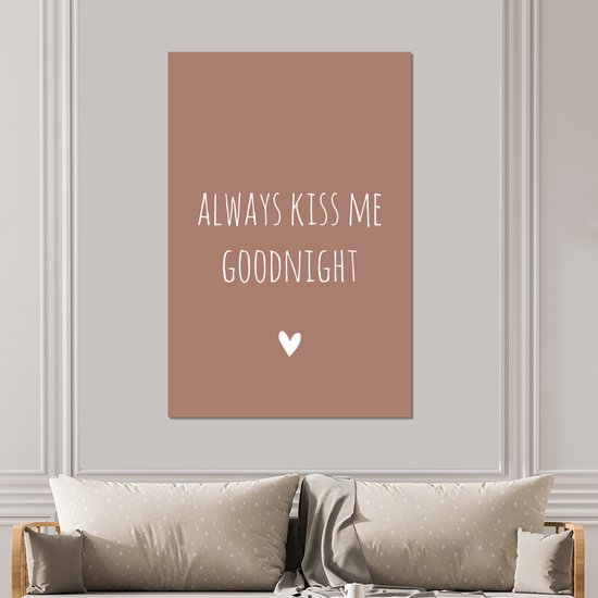 Wanddecoratie Metaal - Aluminium Schilderij Industrieel - Engelse quote "Always kiss me goodnight" met een hartje op een bruine achtergrond - 100x150 cm - Dibond - Foto op aluminium - Industriële muurdecoratie - Voor de woonkamer/slaapkamer