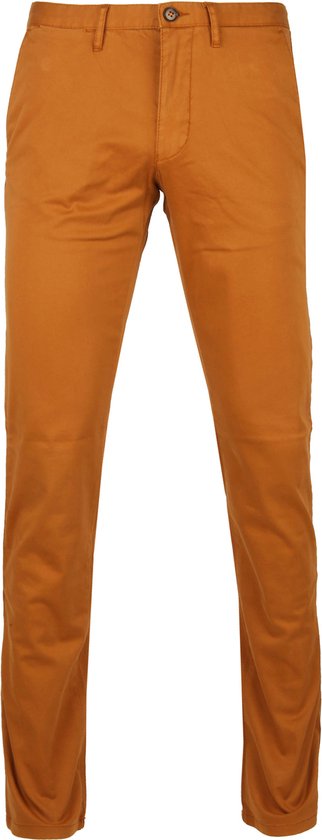 Voorkant van een oranje chino broek met bruine knoop.