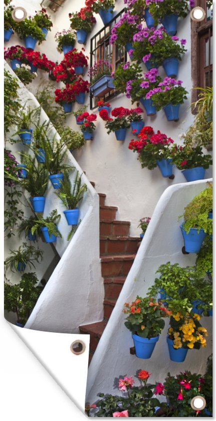 Tuinposter Trappen versiert met bloemen in het Spaanse Córdoba - 30x60 cm - Tuindoek - Buitenposter